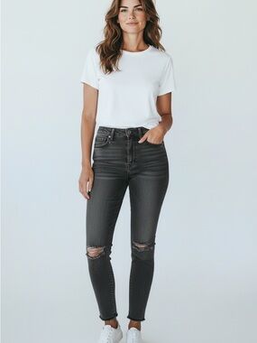 ROCK & REPUBLIC Distressed Skinny Jeans